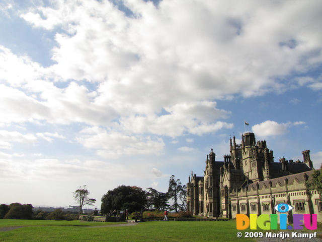 SX09873 Margam Castle